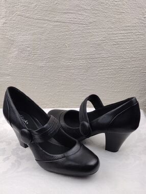 Clarks Bendables Black Leather Almond Toe Faux Button Strap Heel Mary Jane Shoe